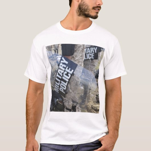 US Marines en Sailors zetten oproeruitrusting in T-shirt (Voorkant)