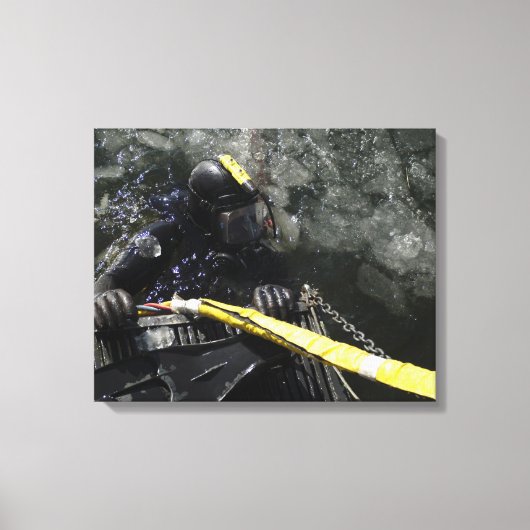 US Navy Diver staat klaar om zijn duik te beginnen Canvas Afdruk (Voorkant)