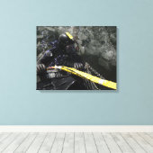 US Navy Diver staat klaar om zijn duik te beginnen Canvas Afdruk (Insitu (Houten vloer))