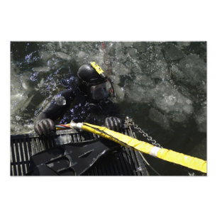 US Navy Diver staat klaar om zijn duik te beginnen Foto Afdruk