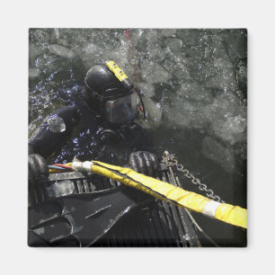 US Navy Diver staat klaar om zijn duik te beginnen Magneet