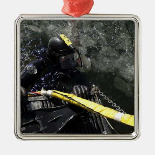 US Navy Diver staat klaar om zijn duik te beginnen Metalen Ornament (Voorkant)