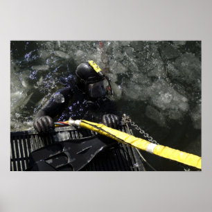 US Navy Diver staat klaar om zijn duik te beginnen Poster