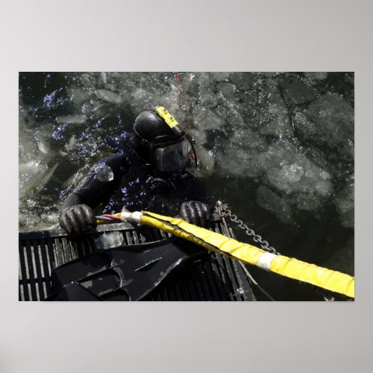 US Navy Diver staat klaar om zijn duik te beginnen Poster (Voorkant)