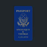 US Passport Emblem Travel Theme Favor Etiket<br><div class="desc">De echt uitziende sticker van het de dekkingsontwerp van de Paspoort van de Verenigde Staten van Amerika die in blauw en goud wordt getoond, maar u kunt om het even welke achtergrondkleur selecteren om uw reisthema of de kleurenregeling van de bestemmingsbruiloft aan te passen. Werkt als een envelopzegel voor een...</div>
