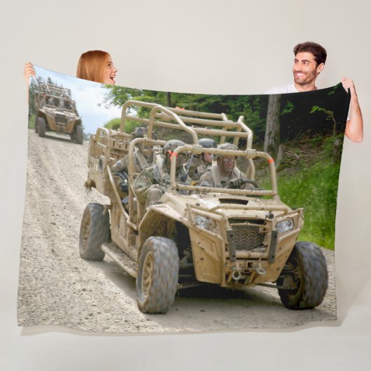 US-SPECIAAL OPERATIEVOERTUIGEN – MRZR-4 FLEECE DEKEN (In situ)