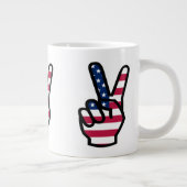 US Victory Sign. Grote Koffiekop (Rechts)