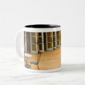 USA, California, Sonoma Valley, Patio in Viansa Tweekleurige Koffiemok (Voorkant links)