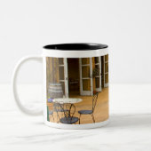 USA, California, Sonoma Valley, Patio in Viansa Tweekleurige Koffiemok (Links)