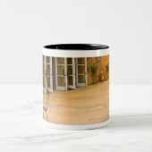 USA, California, Sonoma Valley, Patio in Viansa Tweekleurige Koffiemok (Center)