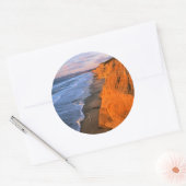 USA, Californië, Cliffs at Pescadero State Beach Ronde Sticker (Envelop)