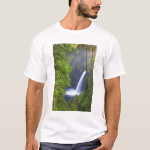 USA, Eagle Creek, Columbia Gorge, Oregon. T-shirt