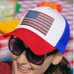 USA Glitter look Vlag van juli Trucker Pet<br><div class="desc">U kunt de stijl van dit shirt wijzigen door Meer > onder de stijloptie te kiezen. Glitter wordt gesimuleerd. Het kan in het gebied worden gepersonaliseerd verstrekken of door de klik aan te passen om verdere optie aan te passen en de naam, de initialen of de woorden te veranderen. U...</div>