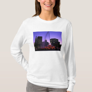 USA, IL, Chicago. Buckingham Fountain in Grant T-shirt