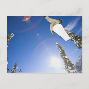 USA, Montana, Whitefish, Young man snowboarding Briefkaart