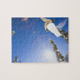 USA, Montana, Whitefish, Young man snowboarding Legpuzzel