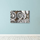 USA, New Mexico, Prewitt: Auto Hubcaps / Rt. 66 Canvas Afdruk (Insitu (Houten vloer))