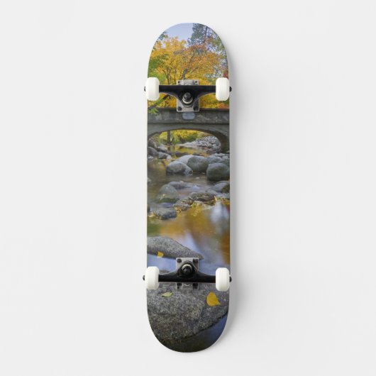 USA, Oregon, Ashland, Lithia Park. herfst Skateboard (Voorkant)