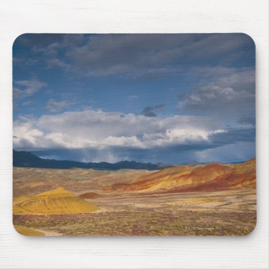 USA, Oregon, Mitchell, Painted Hills with storm Muismat (Voorkant)