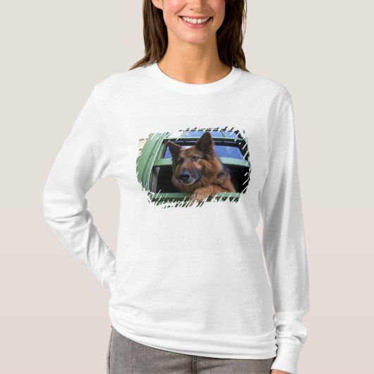 USA, Oregon, Portland. Griff the long-hair T-shirt (Voorkant)