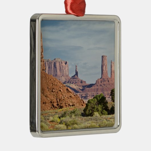 USA, Utah, Monument Valley Navajo Tribal Park. Metalen Ornament (Rechts)