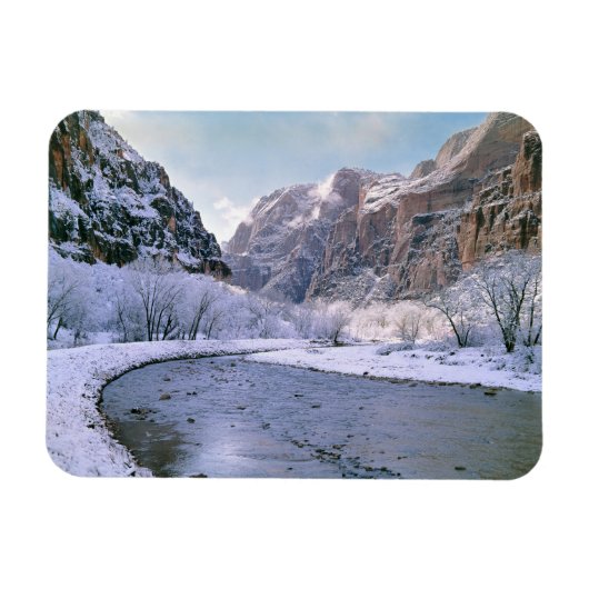 USA, Utah, Zion NP. Nieuwe sneeuw bedekt de canyon Magneet (Horizontaal)