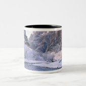 USA, Utah, Zion NP. Nieuwe sneeuw bedekt de canyon Tweekleurige Koffiemok (Center)