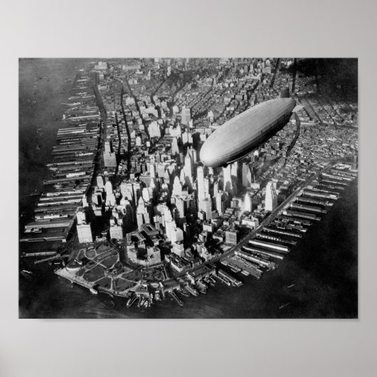 USS Akron Flying Over New York City - Circa 1932 Poster (Voorkant)
