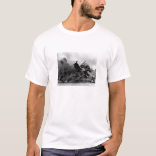 USS Arizona brandt in de haven van Pearl T-shirt