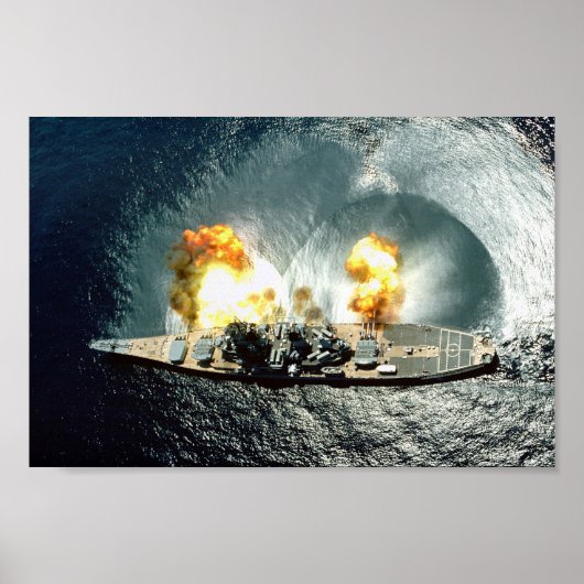 USS Iowa steekt een volledig breedbeeld af Poster (Voorkant)