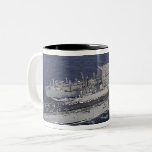 USS Kearsarge Tweekleurige Koffiemok (Voorkant links)