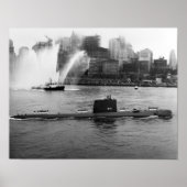 USS Nautilus verankerd in New York Harbour - 1958 Poster (Voorkant)
