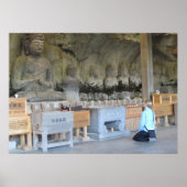 Usuki Stone Buddhas met bezoeker Poster (Voorkant)