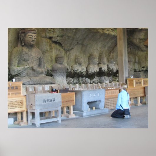Usuki Stone Buddhas met bezoeker Poster (Voorkant)