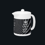 Uw aangepaste kalm Gezegde op zwarte rand Theepot<br><div class="desc">Uw "Keep Calm"-gezegde op een klastig zwart zwenkdeksel. Een gepersonaliseerd gezegde van de Stijl van de Kalm van het Levensonderhoud op één van een vriendelijk gift. Een grappige of grillige poging om uw creatieve woorden op twee bewerkbare tekstregels te zetten. Vergeet niet om de KAPITAALletters voor de beste resultaten te...</div>