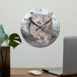 Uw aangepaste katfoto Persoonlijke eigenaar van he Ronde Klok<br><div class="desc">Pas de foto van uw eigen kat aan op deze aangepaste muurklok voor huisdieren en pas deze aan met hun naam onderaan. Een mooi gepersonaliseerd cadeau voor een kattenhuis om hun liefde te immoraliseren.</div>