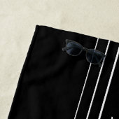 Uw aangepaste tekst en moderne strepen | Zwart-wit Strandlaken (In situ)