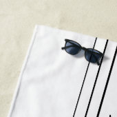 Uw aangepaste tekst en moderne strepen | Zwart-wit Strandlaken (In situ)