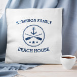 Uw Beach House Familienaam Anchor Oars Stars Kussen<br><div class="desc">Stijlvol gooit kussens met uw gepersonaliseerde familienaam of andere tekst,  een douane-nautisch bootanker met gekruiste oorlogen en sterren in marineblauw op wit of verander kleuren om uw thuisdecor aan te passen.</div>