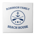 Uw Beach House Familienaam Anchor Oars Stars Tegeltje<br><div class="desc">Stijlvolle keramische tegels met uw gepersonaliseerde familienaam of andere tekst,  een op maat gemaakt nautisch bootanker met gekruiste riemen en sterretjes in marineblauw op wit of kies achtergrondkleuren die bij uw decor passen.</div>