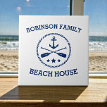 Uw Beach House Familienaam Anchor Oars Stars Tegeltje<br><div class="desc">Stijlvolle keramische tegels met uw gepersonaliseerde familienaam of andere tekst, een op maat gemaakt nautisch bootanker met gekruiste riemen en sterretjes in marineblauw op wit of kies achtergrondkleuren die bij uw decor passen.</div>