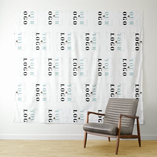 Uw bedrijfslogo half drop repeat witte achtergrond wandkleed (In Situ (horizontaal))