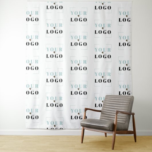 Uw bedrijfslogo half drop repeat witte achtergrond wandkleed (In situ)