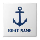 Uw bootnaam of familienaam Anchor Navy Blue Tegeltje<br><div class="desc">Stijlvolle keramische tegels met uw gepersonaliseerde bootnaam,  familienaam of andere tekst,  een aangepast nautisch bootanker in marineblauw op wit of kies achtergrondkleuren die bij uw decor passen.</div>