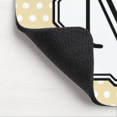 Uw brief. Aangepast monogram. Beige Polka Dot. Muismat (Hoek)