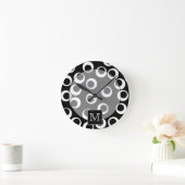 Uw brief. Zwart-wit monogram. Fun Pattern Ronde Klok (Huis)