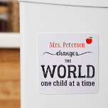 Uw docent naam typografie script citaat magneet<br><div class="desc">Gepersonaliseerde "YOUR TEACHER changes the world one child at a time" doordachte typografie citaat in rood,  zwart en wit. Maak een doordachte aandenken dank u cadeau voor uw leraar! — Houd er rekening mee dat de achtergrondkleur kan worden gewijzigd (nadat u de optie AANPASSEN hebt geselecteerd).</div>