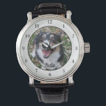Uw eigen monogram van de eigenaar van uw aangepast horloge<br><div class="desc">Pas de foto van je eigen hond aan op deze aangepaste huisdierbewaarder en pas je aan met zijn naam onderaan. Een mooi gepersonaliseerd horlogecadeau voor een hond of katteneigenaar om hun liefde te immuniseren. Grenzen in wit met zwarte cijfers.</div>