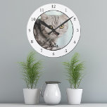 Uw eigen wand van de eigenaar van uw aangepaste ka ronde klok<br><div class="desc">Pas de foto van uw eigen kat aan op deze aangepaste muurklok voor huisdieren en pas deze aan met hun naam onderaan. Een mooi gepersonaliseerd cadeau voor een kattenhuisje om hun liefde voor hun schattige kat te immoraliseren. Grenzen in wit met zwarte cijfers.</div>
