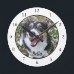 Uw eigenaar van uw aangepaste Dog Photo Cute Pet Ronde Klok<br><div class="desc">Pas de foto van uw eigen hond aan op deze aangepaste huismuurklok en pas deze aan met hun naam onderaan. Een mooi gepersonaliseerd cadeau voor een hond- of katteneigenaar om hun liefde te immoraliseren. Grenzen in wit met zwarte cijfers.</div>
